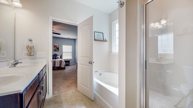Building Photo - 3 bedrooms, 2 bathrooms in the City of Ric...