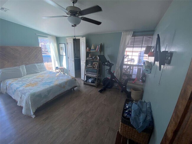 Building Photo - 1633 NE 11th St