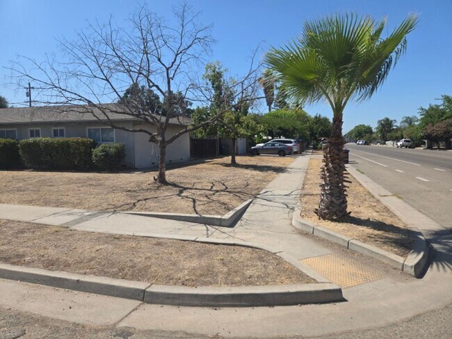 Building Photo - Spacious Home!!