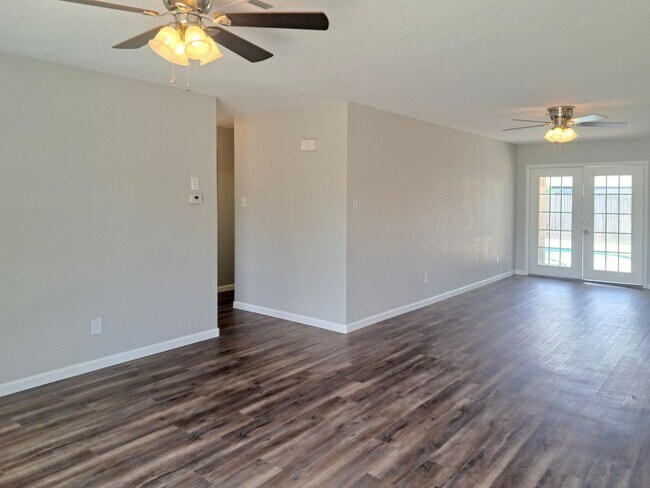 Building Photo - Spacious 3 bedroom 2 bath home w/ swimming...