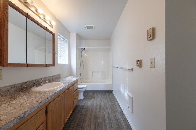 3-Bed 2-Bath Bathroom - Lion Head