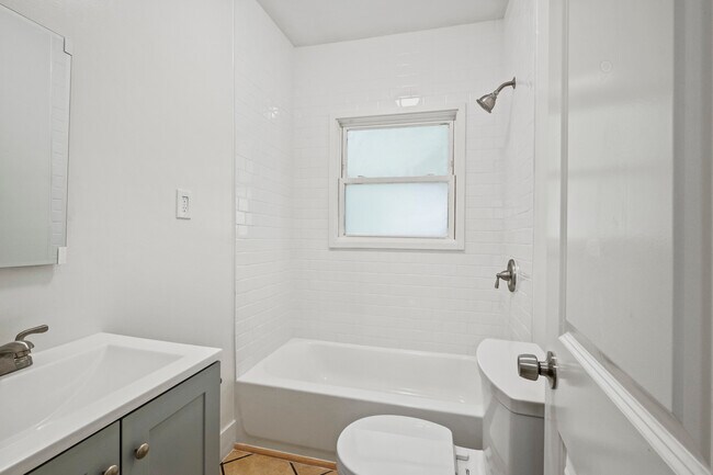 Building Photo - 1120 Fountain St NE