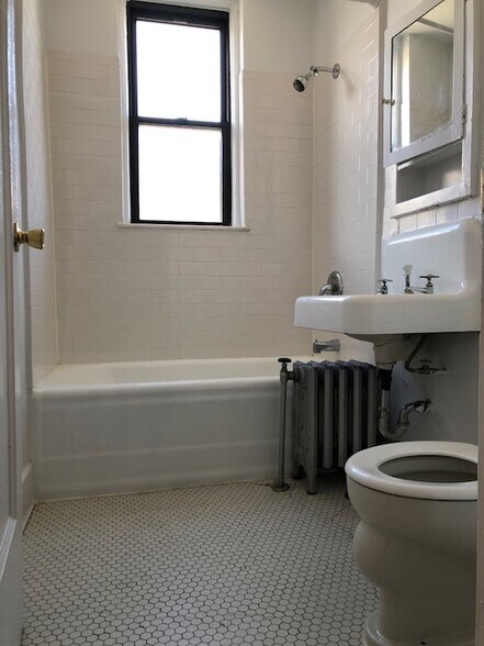 Building Photo - 3335 W Diversey Ave