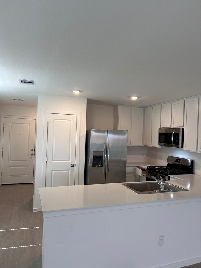 Building Photo - 3085 Majestic Sunrise Dr