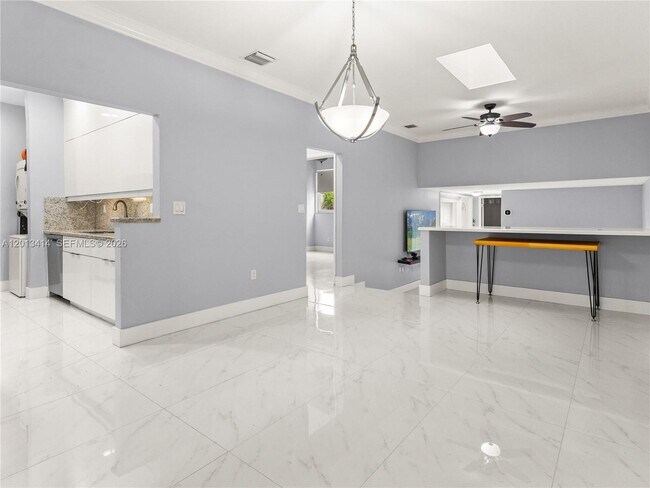 Building Photo - 9133 Fontainebleau Blvd