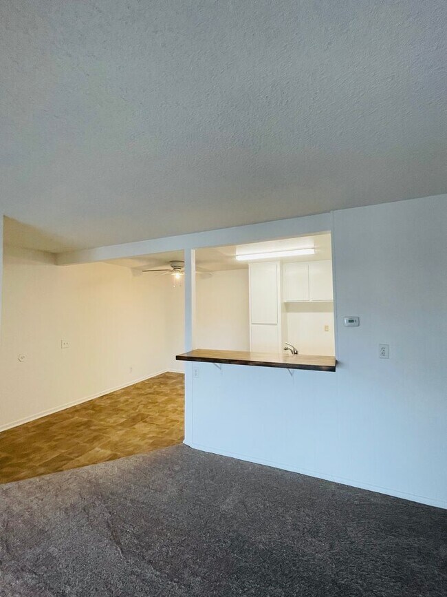 Building Photo - Spacious 2-bedroom 1-bathroom upstairs condo with Balcony/Garage