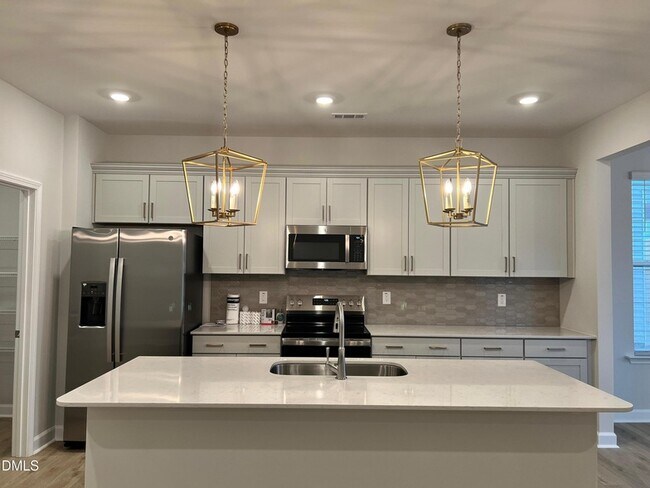 Building Photo - 404 White Oak Gdn Wy