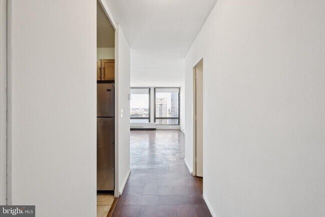 Building Photo - 200 Locust St