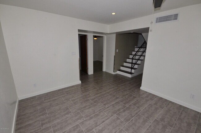 Building Photo - 614 N Medford Dr