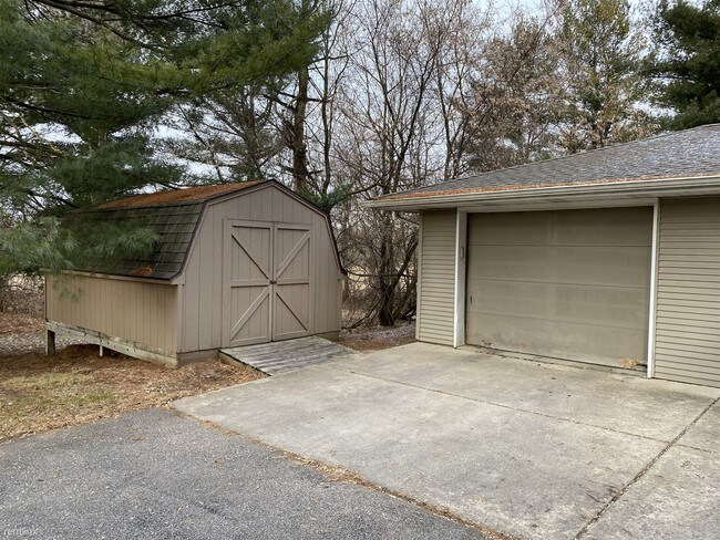 Building Photo - 2 br, 1 bath House - 2420 Textile Rd