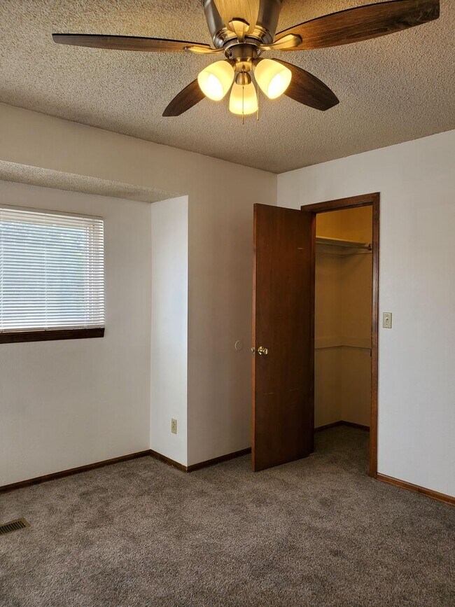 Building Photo - Townhome Style Living!