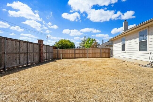Building Photo - Charming Home Awaits: Spacious & Modern Li...