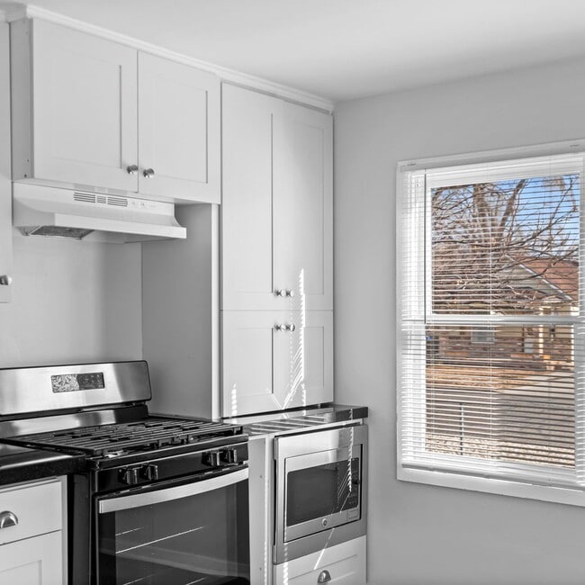 Building Photo - Salt Lake 5 Bedroom Home