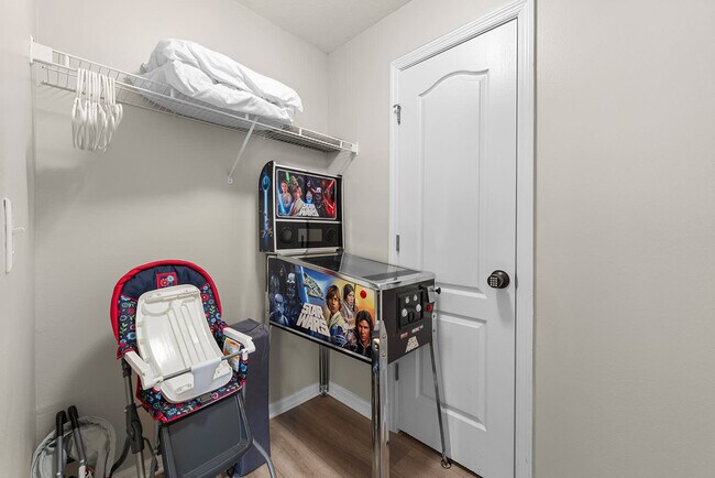 Building Photo - 453 Scrub Jay Way