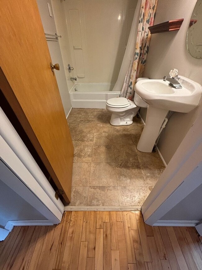 Building Photo - Spacious Home in Gaylord
