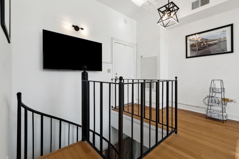 Building Photo - 330 Julia St