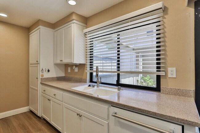 Building Photo - La Jolla Townhome with Garage & Private Deck