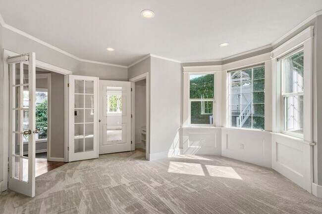 Building Photo - 422 W Raye St