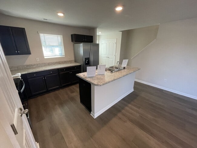 Building Photo - 3 Bd 2.5 Ba end unit townhouse