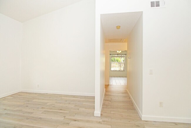 Building Photo - Spacious 4BR Pool Home on Quiet Cul-de-Sac in Wellington