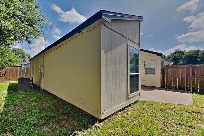 Building Photo - 6823 Heather Hollow Dr