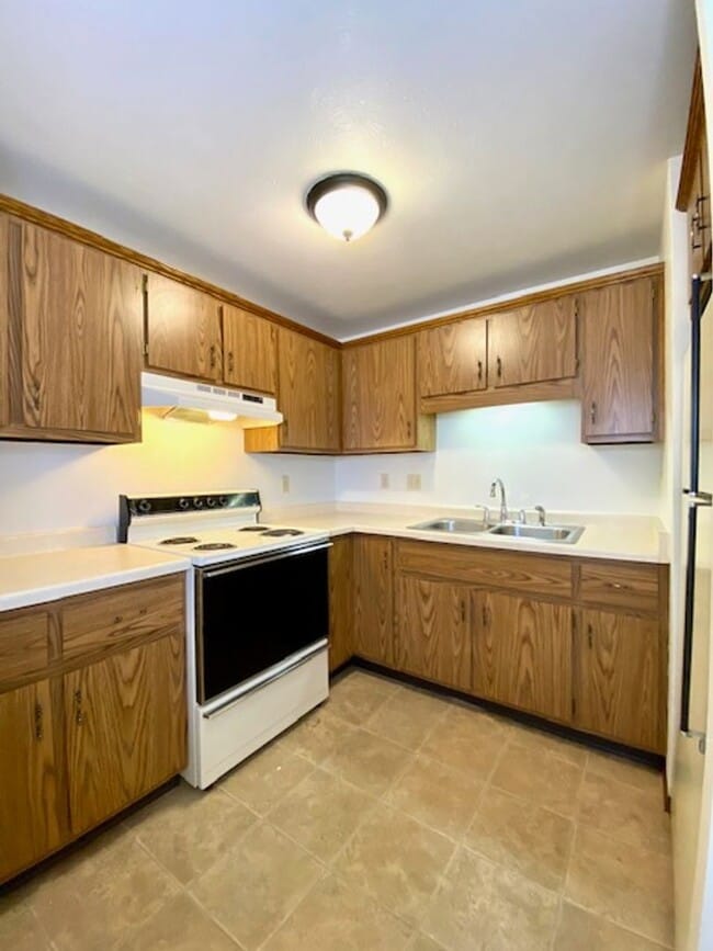 Building Photo - Cozy 1 Bedroom 1 Bath Lower Apartment W/Garage & Coin-Op Laundry!