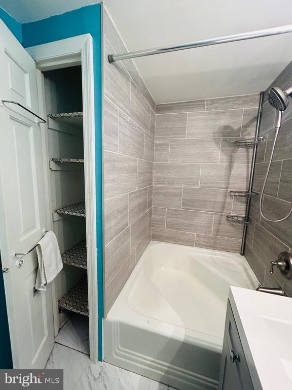 Building Photo - 6561 Maple Ave