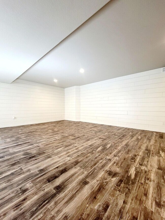 Building Photo - 7376 Peachleaf Dr