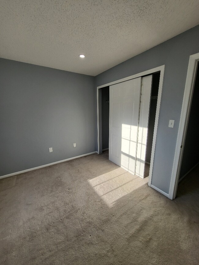 Building Photo - 6 Halstead Pl