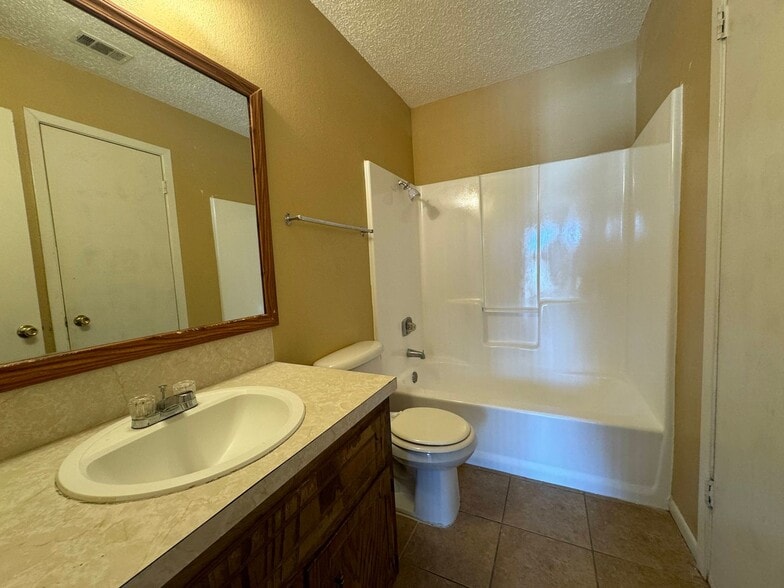 Building Photo - 3008 Chaucer Dr