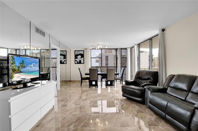 Building Photo - 3701 N Country Club Dr