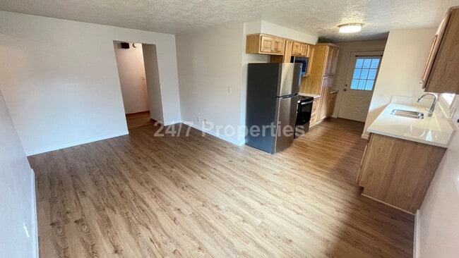 Building Photo - *$1,000 Off First Months Rent!* Beautiful ...
