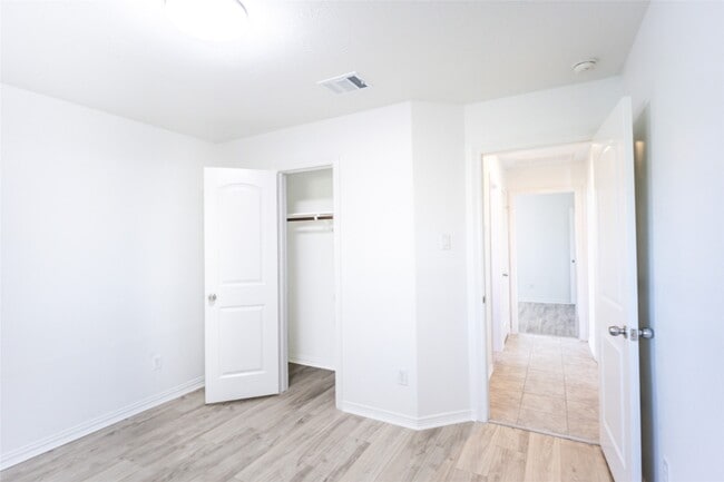 Building Photo - 9918 Hideaway Bend Ln