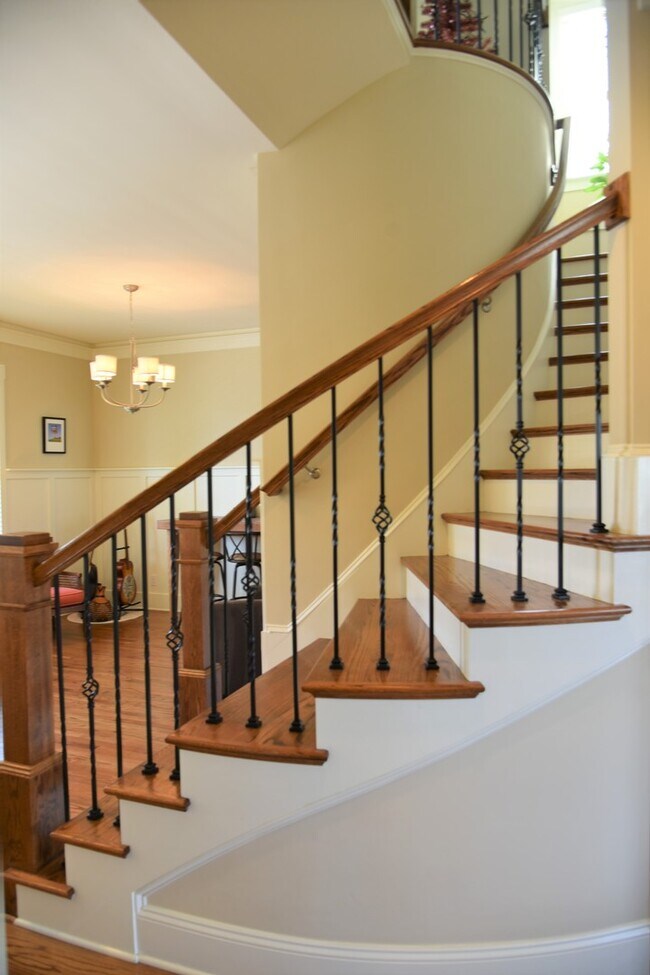 Building Photo - Beautiful, Spacious 4 bedroom 3 bath home ...