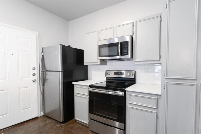 Building Photo - 208 Lowes Blvd