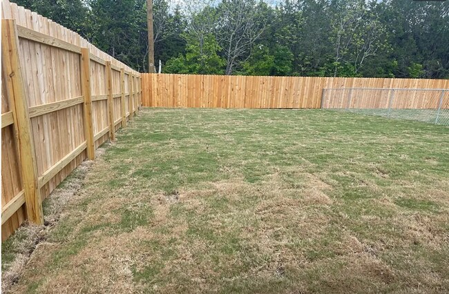 Building Photo - 613 Lost Trl