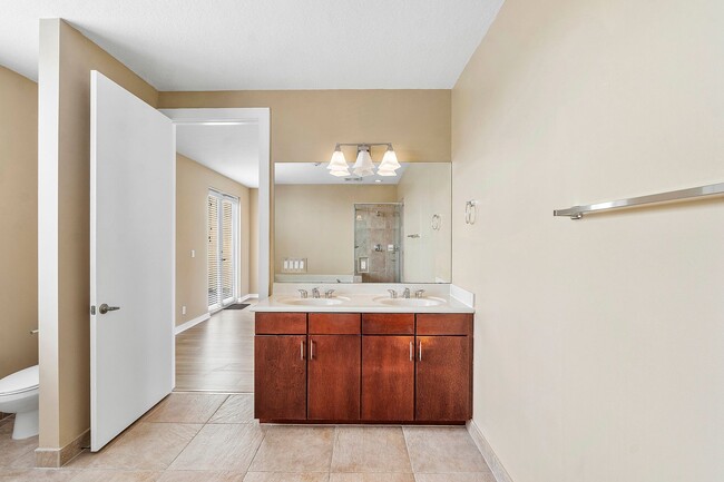 Building Photo - LARGE 3-bed, 3-bath townhome with 2-car ga...