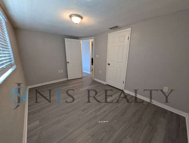 Building Photo - 3/1/1, 1136 Sq. Ft., updated kitchen & bath, fenced in yard, WINE fridge!!