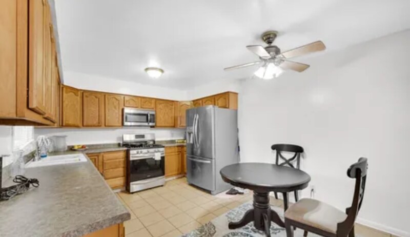 Building Photo - 1810 W 93rd Pl