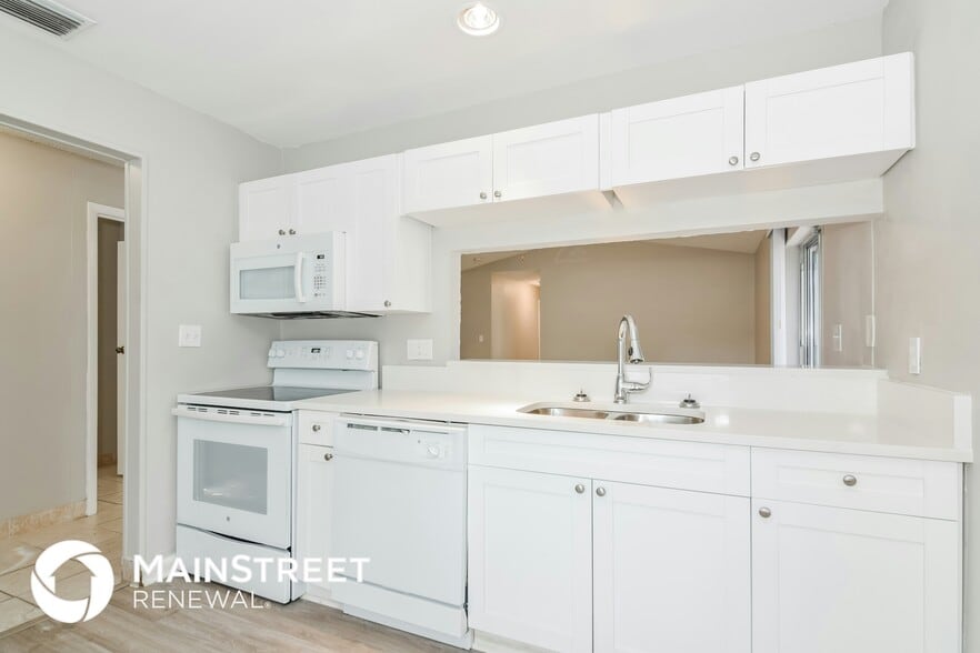 Building Photo - 1936 Pinehurst Dr