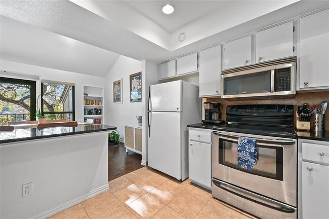 Building Photo - 1821 Westlake Dr