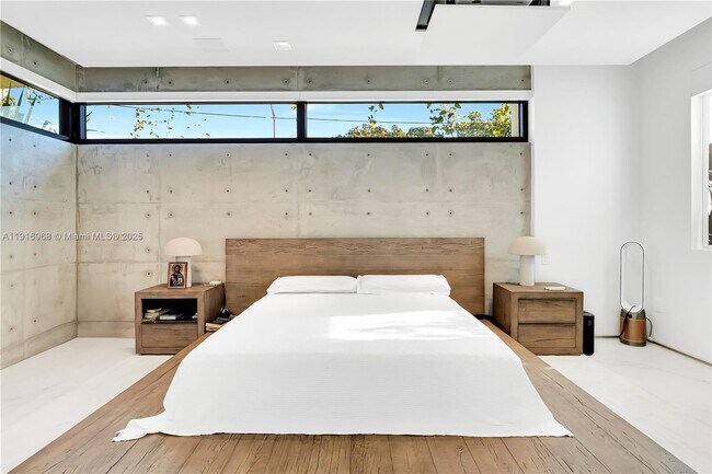 Building Photo - 34 SW 26th Rd