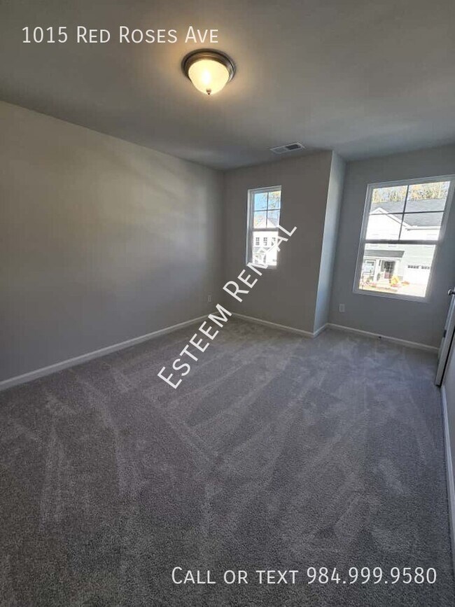 Building Photo - 1015 Red Roses Ave