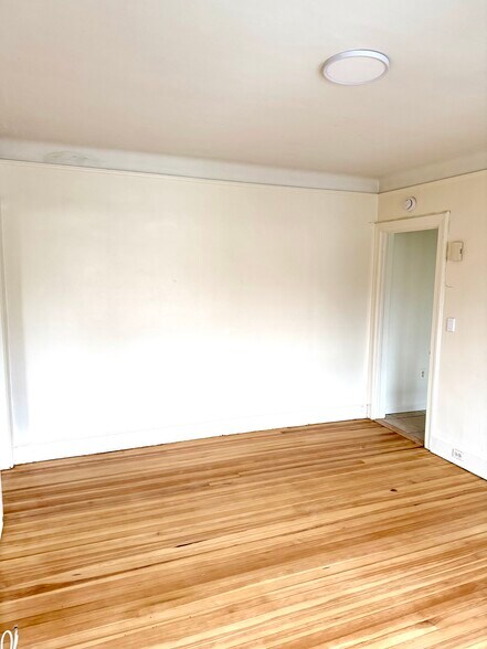 Building Photo - 45 Underhill St