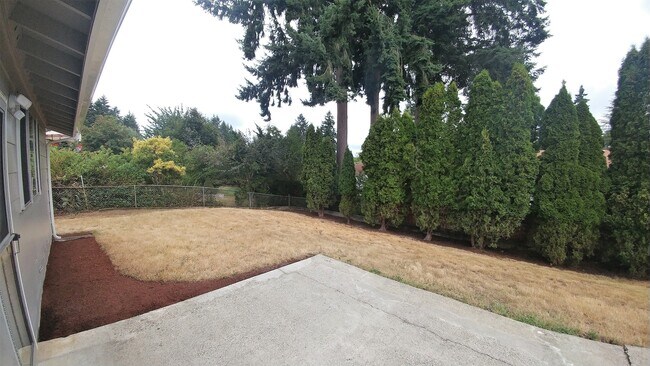 Building Photo - Newly Renovated 3 Bedroom Rambler w/ bonus room!!