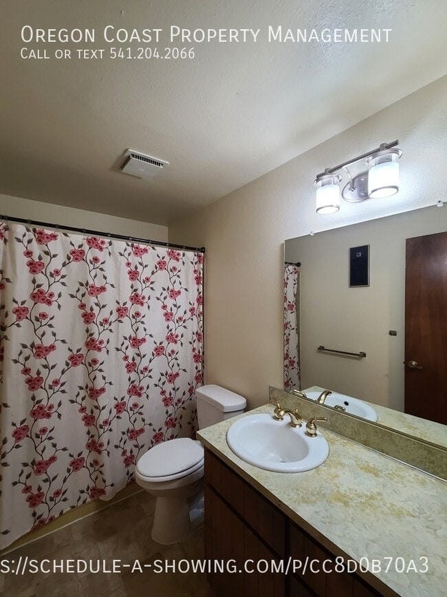 Building Photo - 835 Manzanita Ave