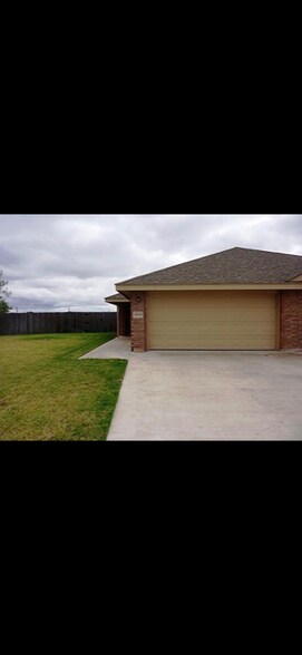 Primary Photo - 4004 Carrera Ln
