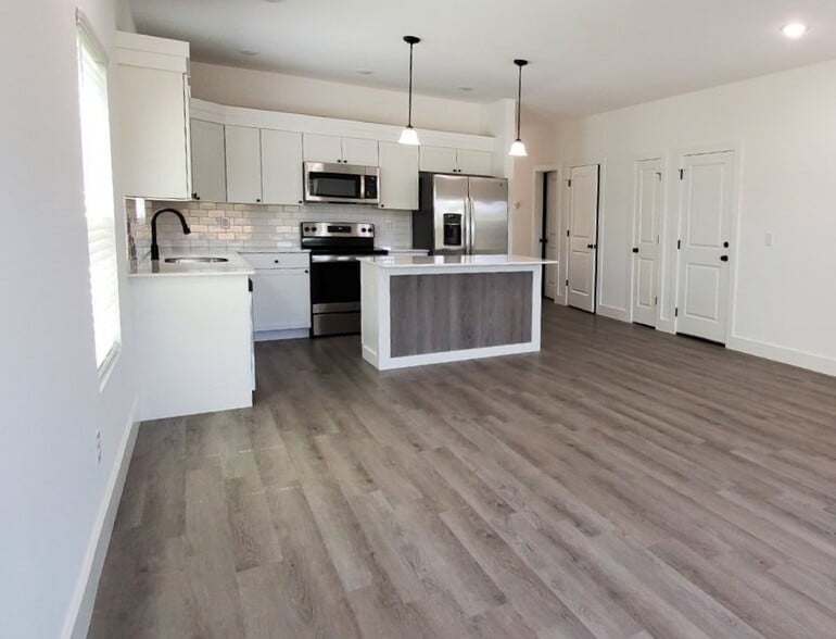 Building Photo - 818 Berry Rd