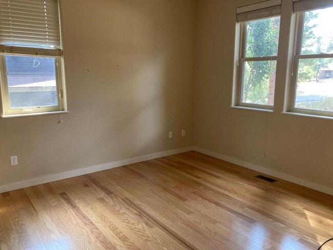 Building Photo - Custom home in the sought-after Edgemont H...