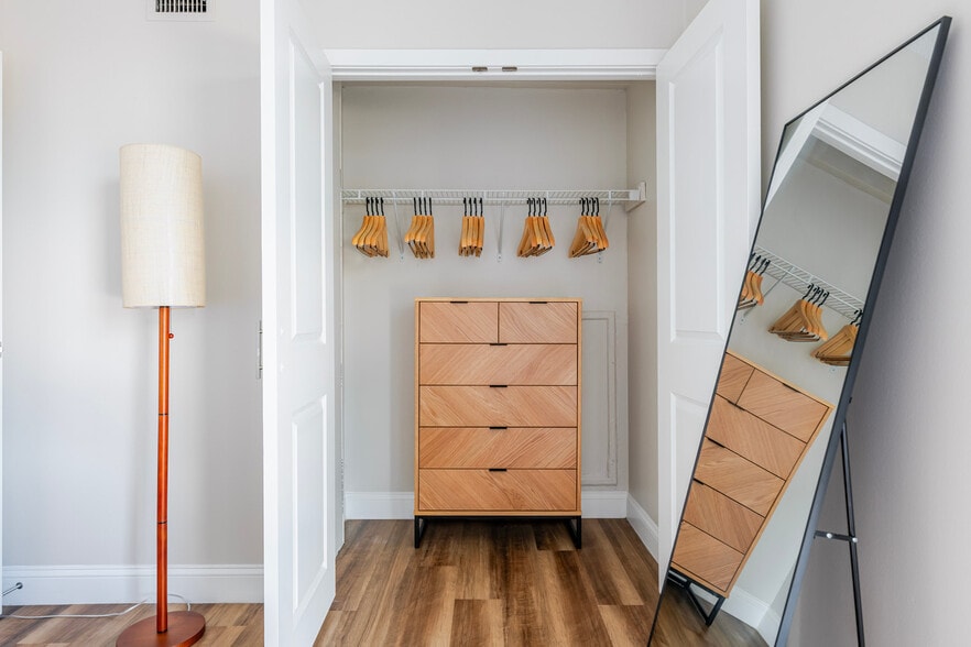 Building Photo - 812 Memorial Dr